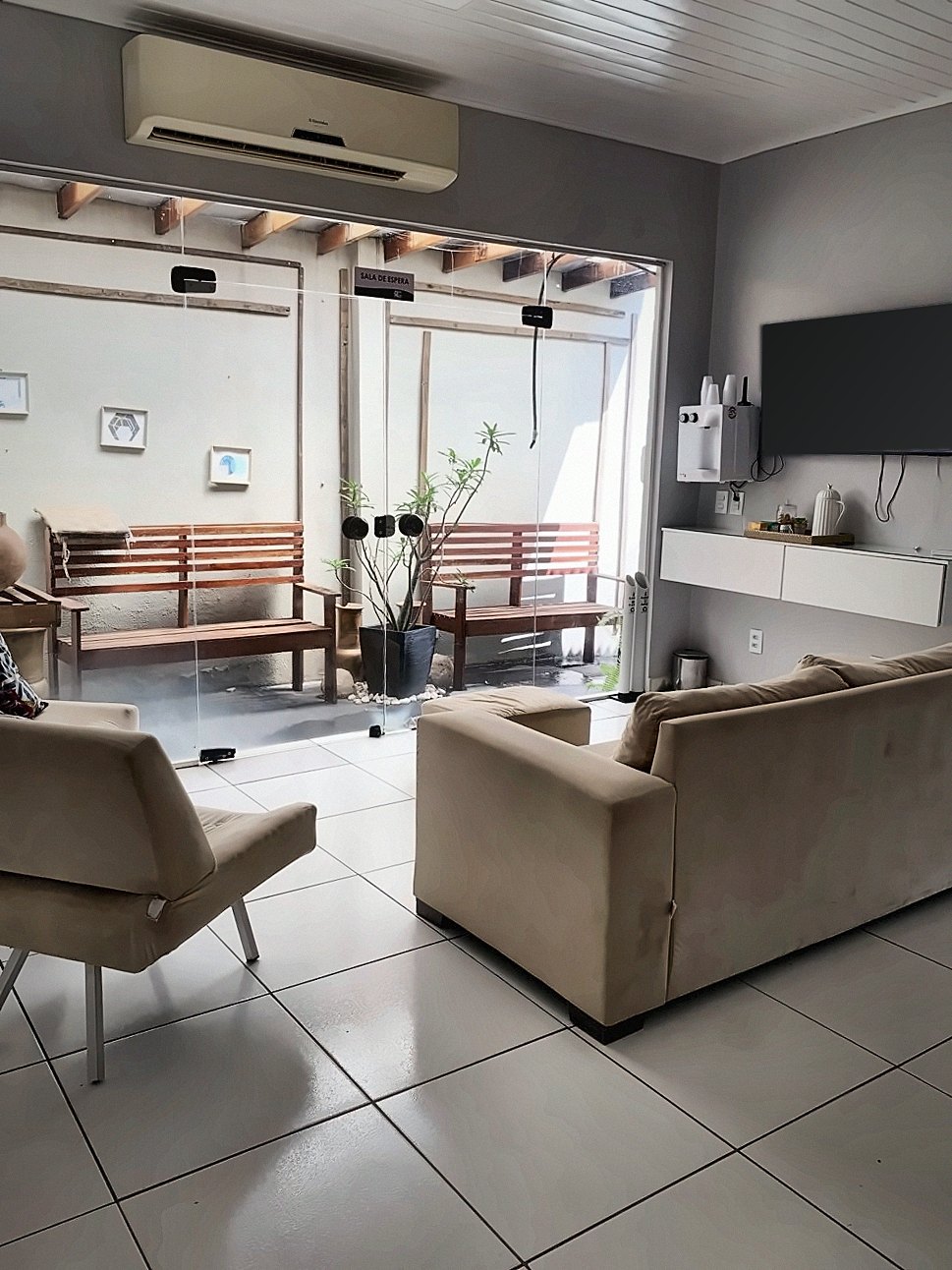 Sala de espera com vista para o jardim interno