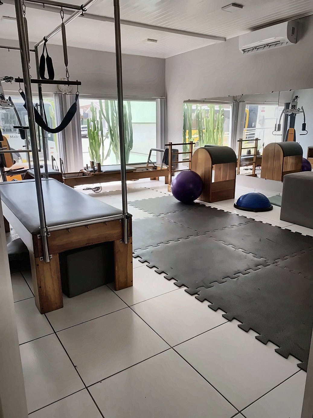 Estúdio com equipamentos de Pilates